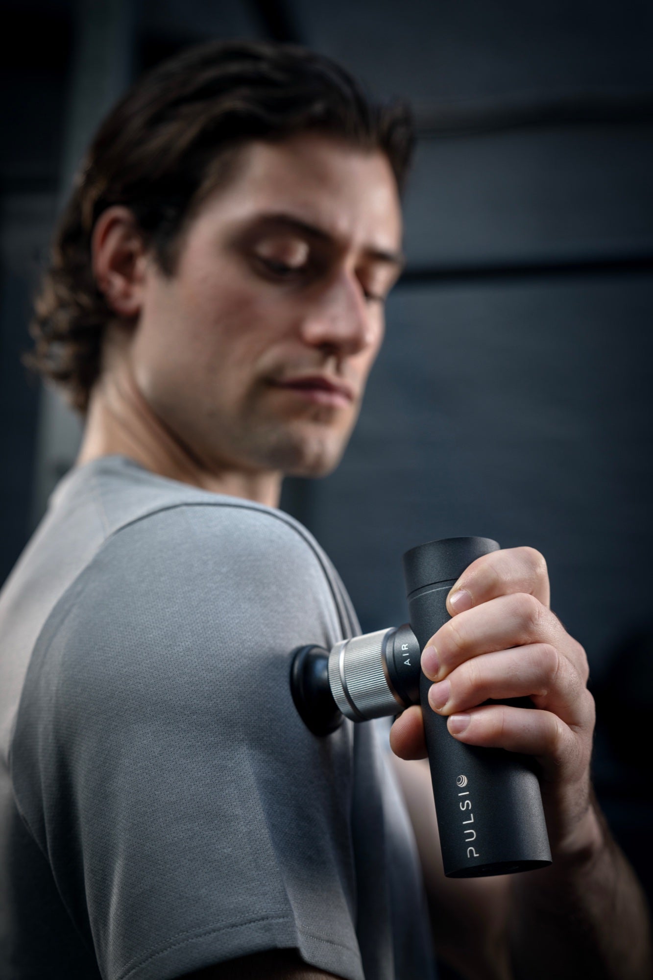 Pulsio Air massage gun on the shoulder